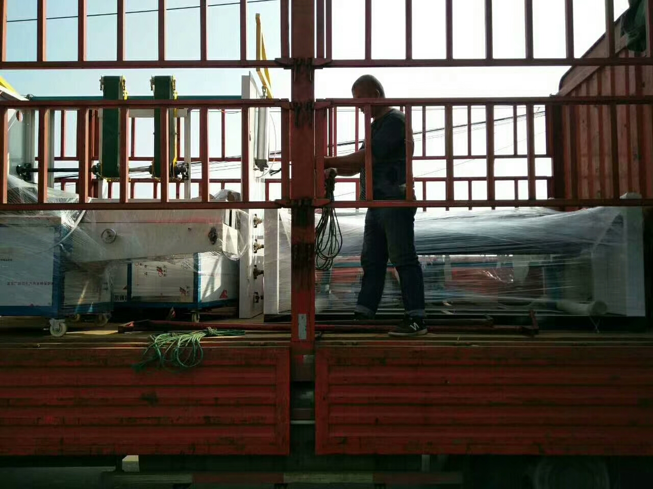 安徽蚌埠全自動抽紙機(jī)和衛(wèi)生紙加工設(shè)備發(fā)貨